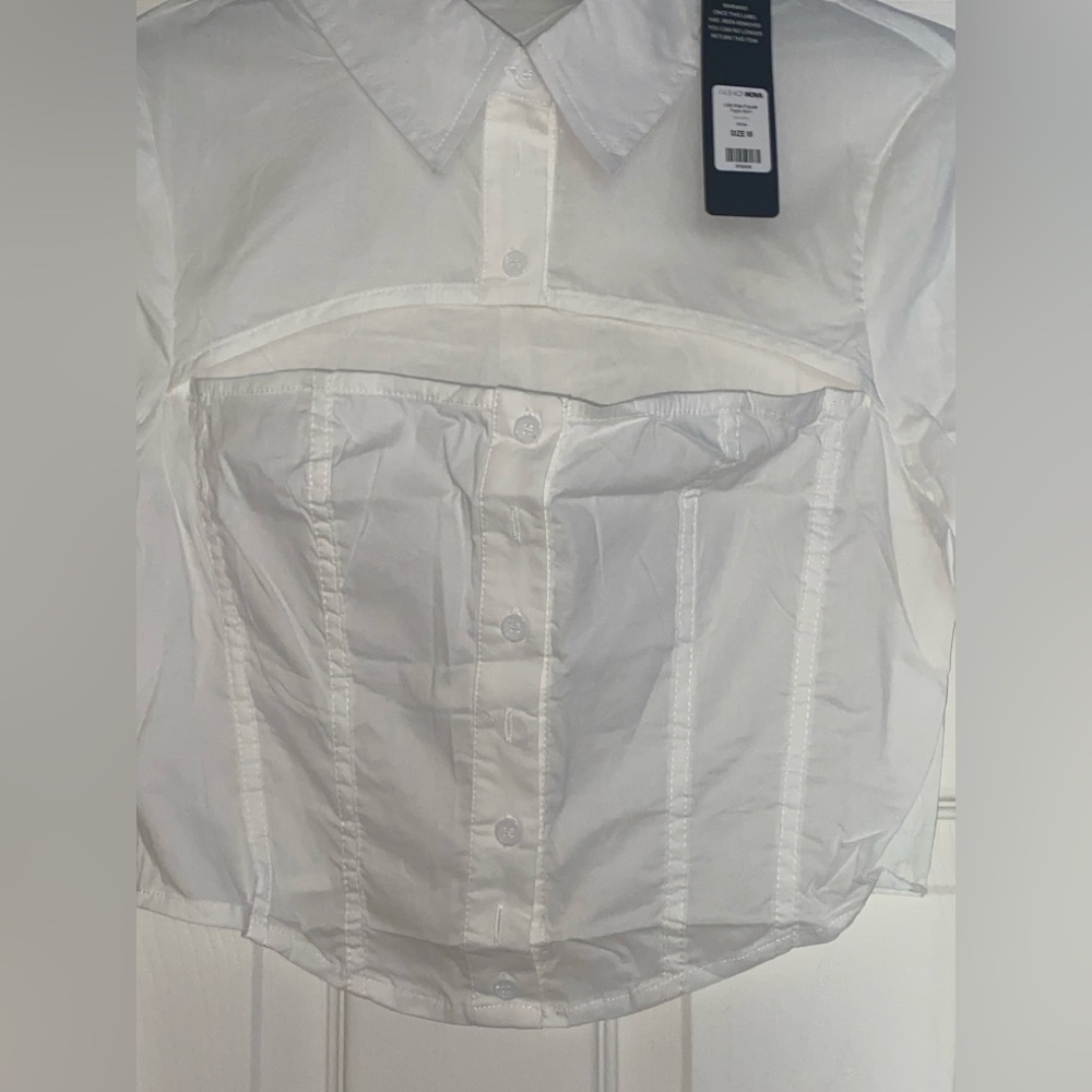 White Blouse Cut-Out crop - NWT - Fashion Nova - Picture 5 of 8